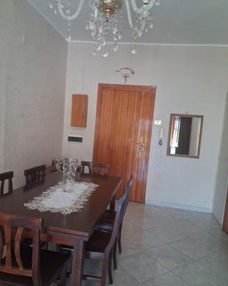 Tavolo in legno con sei sedie