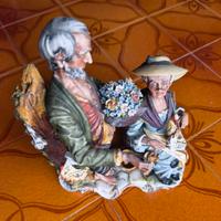 Statua coppia di anziani Capodimonte 