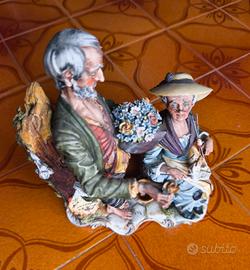 Statua coppia di anziani Capodimonte 