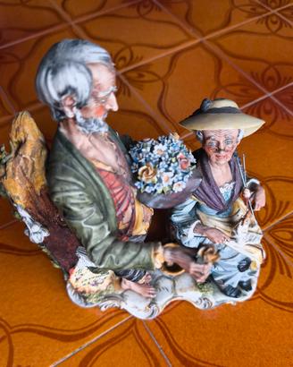 Statua coppia di anziani Capodimonte
