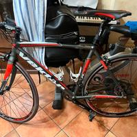 bici da corsa vektor + casco + rullo 