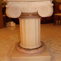 Tavolo in vetro con capitello