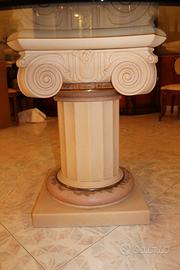 Tavolo in vetro con capitello