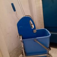 secchio con rotelle  con manico e vari moci