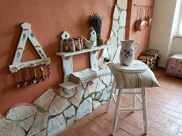 sgabello, mensolone e attaccapanni shabby 