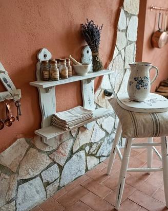 sgabello, mensolone e attaccapanni shabby 