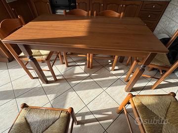 Tavolo di legno con 6 sedie