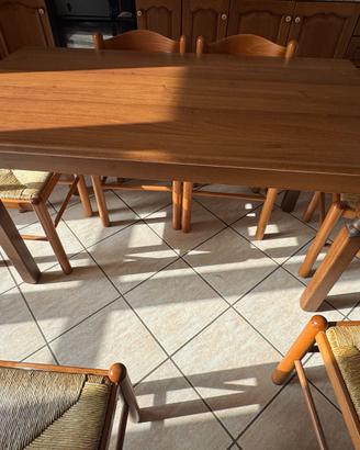Tavolo di legno con 6 sedie