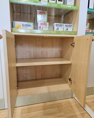 Mobile con espositori legno chiaro