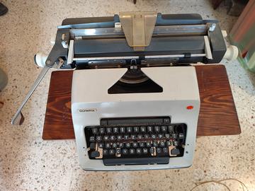 Macchina da scrivere Olympia