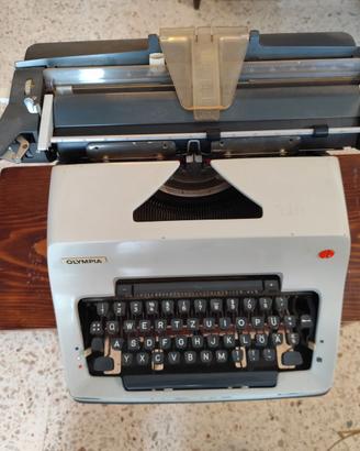 Macchina da scrivere Olympia