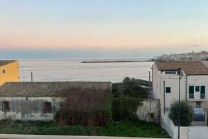 Appartamento quadrivani con vista mare