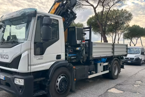 Camion  iveco con gru