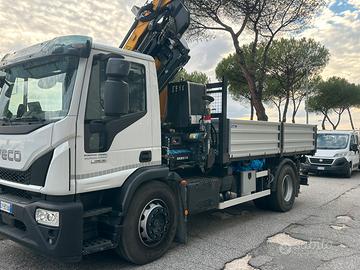 Camion  iveco con gru
