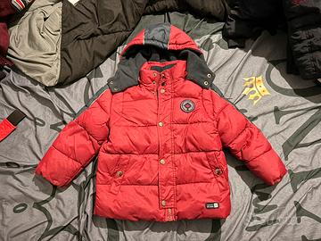 Cappotto rosso con cappuccio