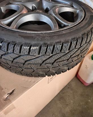 4 GOMME TERMICHE CON CERCHI IN LEGA DI UNA ALFA RO