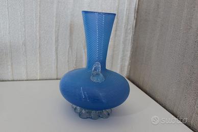 Vaso azzurro rigato in vetro soffiato di Murano