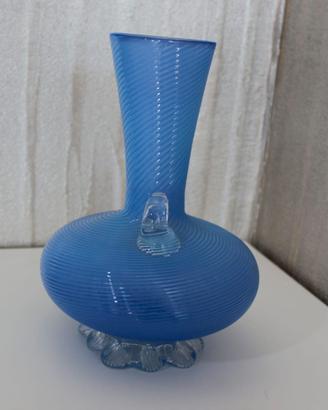 Vaso azzurro rigato in vetro soffiato di Murano