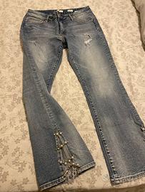 Jeans trombetta con dettagli pizzo e perle