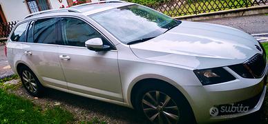 automobile Skoda octavia metano 