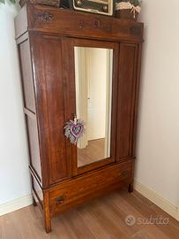 Armadio in legno massello con specchio