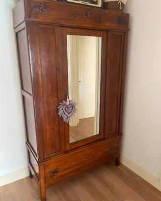 Armadio in legno massello con specchio