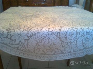 Copritavolo in pizzo bianco
