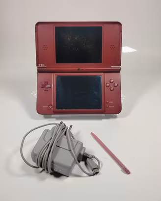 Nintendo DSi XL Rossa con Caricatore