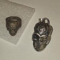 Anello e ciondolo a forma di teschio 