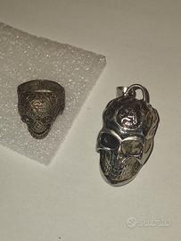 Anello e ciondolo a forma di teschio 