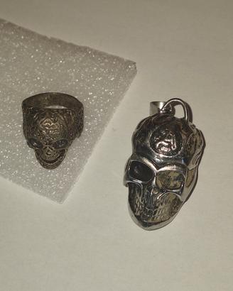 Anello e ciondolo a forma di teschio 