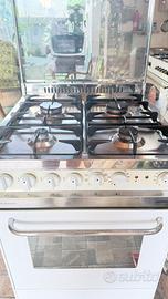 Cucina  a fuochi a gas e forno elettrico