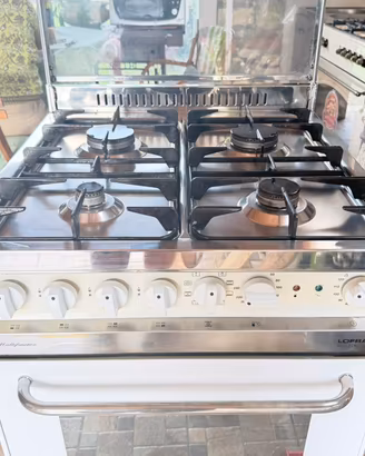 Cucina  a fuochi a gas e forno elettrico