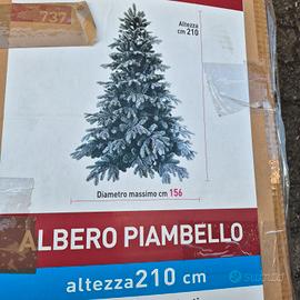 Albero di Natale innevato