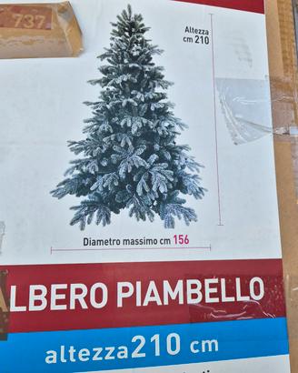 Albero di Natale innevato