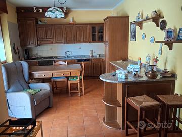 Cucina con penisola marmo...