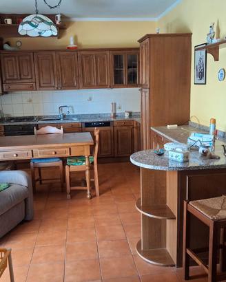Cucina con penisola marmo...