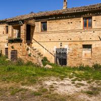 Casolare marchigiano da ristrutturare con SPETTACO