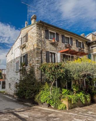 Casa d'angolo a schiera in una posizione unica