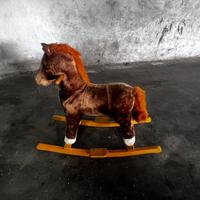 Cavallino a dondolo in peluche