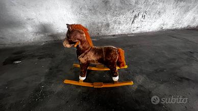 Cavallino a dondolo in peluche