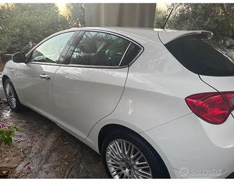 Si vende alfa Romeo giulietta