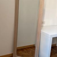 Specchio con cornice in legno