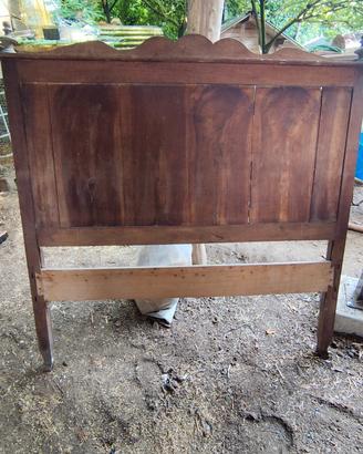 Letto vecchio in legno 