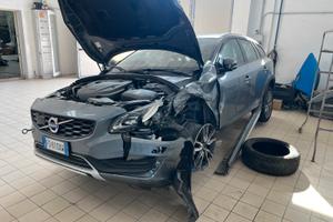 Volvo v60 cross country incidentata
