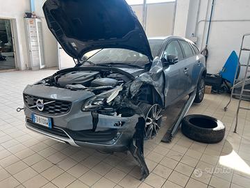 Volvo v60 cross country incidentata