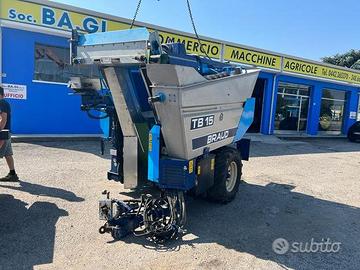 Vendemmiatrice trainata New Holland braud TB 15