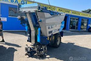 Vendemmiatrice trainata New Holland braud TB 15