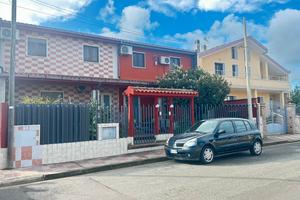 2 Ville bilivelli con cortile in zona residenziale