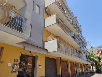 2 LOCALI A GIARDINI NAXOS